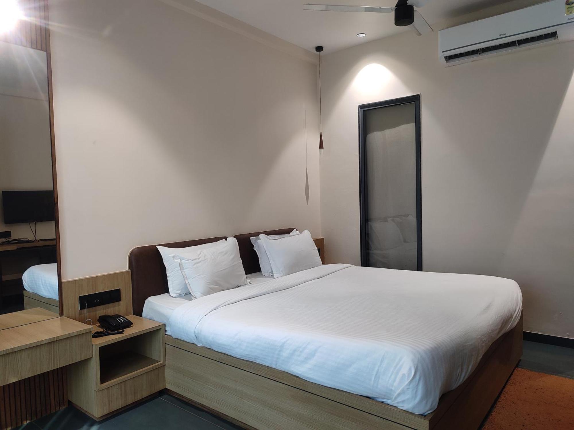 Vits Roccia Hill Resort And Adventure Park, Navapur Songadh Экстерьер фото